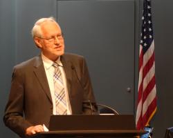Mayor Tim Knapp at podium