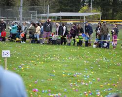 kids lined up for egg hunt