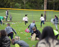 kids grabbing eggs