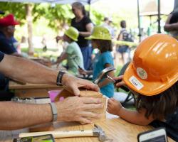 kids building bird house