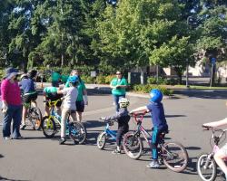 Bikers starting the course