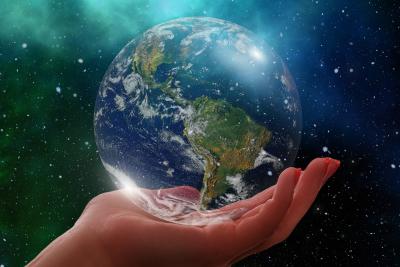 hand holding the earth