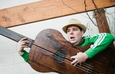photo of Mo Phillips strumming a double bass