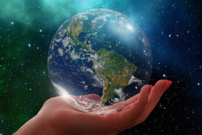 hand holding the earth