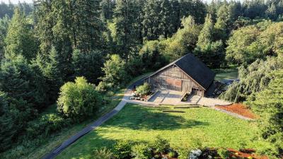 Image of Stein-Boozier Barn and the surrounding natural area from above.