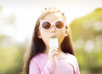 girl eating pop